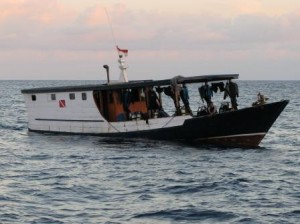 Bateau suiveur  (Paisubatu II)