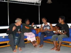 Détente après plongée sur le Paisubatu II