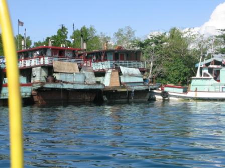 Chalutiers dans le port d'Ambon (Molluques)