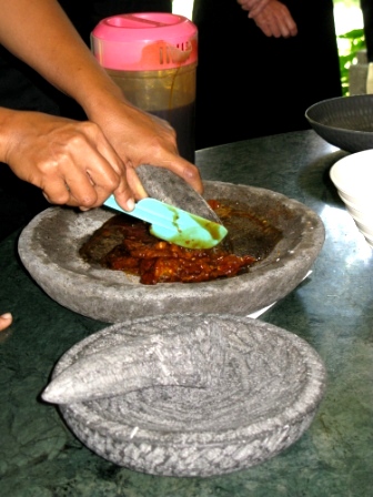 Mortier en lave pour la confection du sambal (Bali)