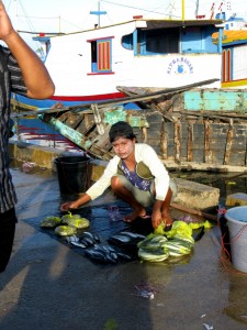 Sur le port de Sorong, vente du poisson